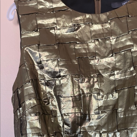 Elegant Gold Sleeveless Dress - Picture 4 of 6